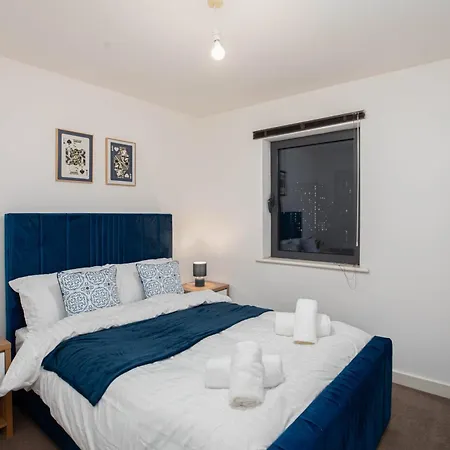 Modern 2bed 2bath With Balcony Overlooking Centre, Sleeps 6 Apartment *
