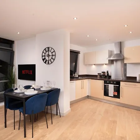 Modern 2bed 2bath With Balcony Overlooking Centre, Sleeps 6 * Leeds (West Yorkshire)