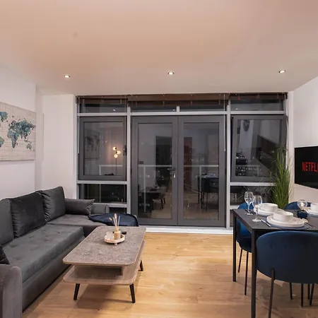 Modern 2bed 2bath With Balcony Overlooking Centre, Sleeps 6