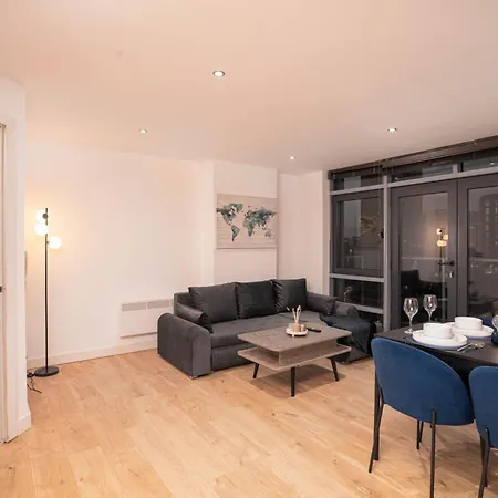 Modern 2bed 2bath With Balcony Overlooking Centre, Sleeps 6 Leeds (West Yorkshire)
