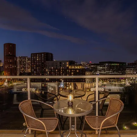 Modern 2bed 2bath With Balcony Overlooking Centre, Sleeps 6 *