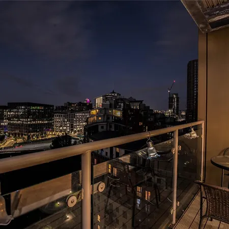 Modern 2bed 2bath With Balcony Overlooking Centre, Sleeps 6 Leeds (West Yorkshire)