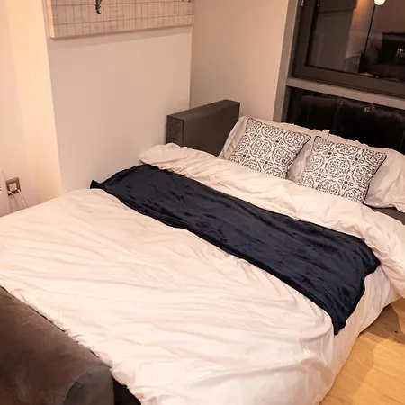 Apartment Modern 2bed 2bath With Balcony Overlooking Centre, Sleeps 6