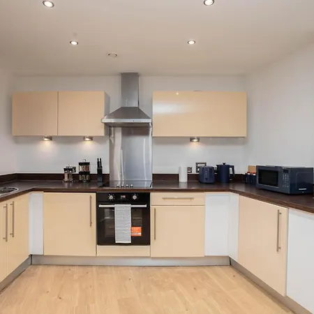 Apartment Modern 2bed 2bath With Balcony Overlooking Centre, Sleeps 6 Leeds (West Yorkshire)