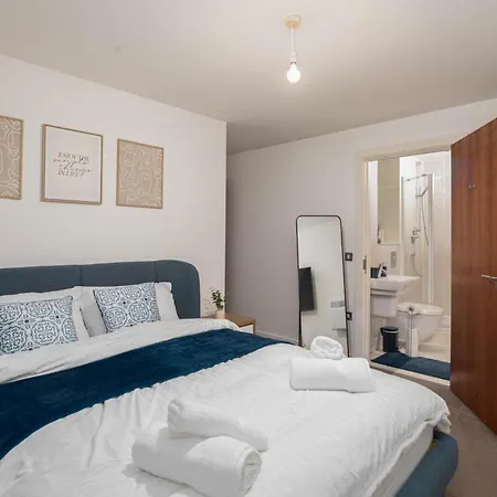 Apartment Modern 2bed 2bath With Balcony Overlooking Centre, Sleeps 6 Leeds (West Yorkshire)