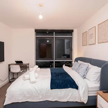 Apartment Modern 2bed 2bath With Balcony Overlooking Centre, Sleeps 6