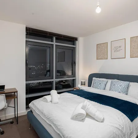 Modern 2bed 2bath With Balcony Overlooking Centre, Sleeps 6 Leeds (West Yorkshire)