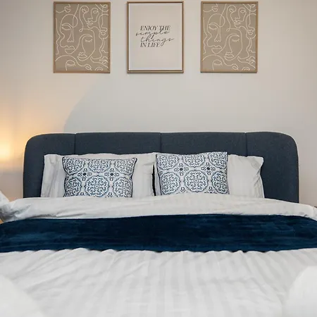 Apartment Modern 2bed 2bath With Balcony Overlooking Centre, Sleeps 6 Leeds (West Yorkshire)