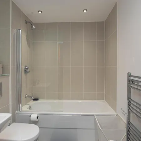 Modern 2bed 2bath With Balcony Overlooking Centre, Sleeps 6 Apartment