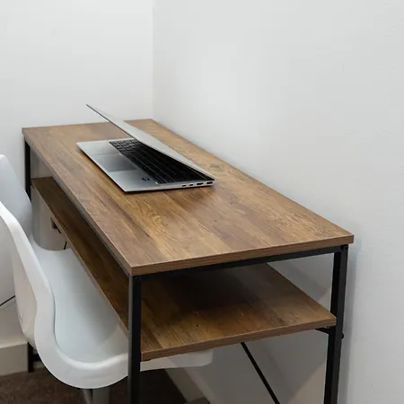 Modern 2bed 2bath With Balcony Overlooking Centre, Sleeps 6 * Leeds (West Yorkshire)