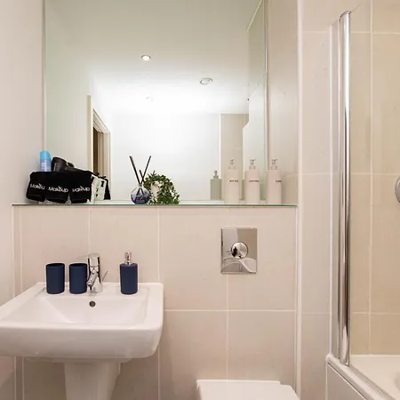 Modern 2bed 2bath With Balcony Overlooking Centre, Sleeps 6 Apartment Leeds (West Yorkshire)