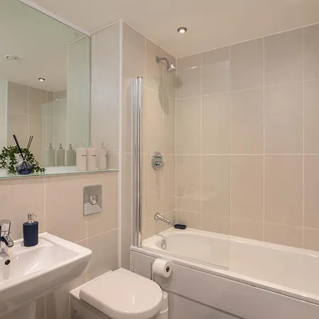 Modern 2bed 2bath With Balcony Overlooking Centre, Sleeps 6 * Leeds (West Yorkshire)