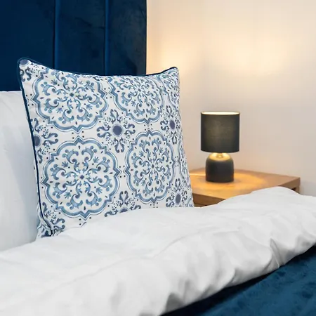 Modern 2bed 2bath With Balcony Overlooking Centre, Sleeps 6 Apartment *