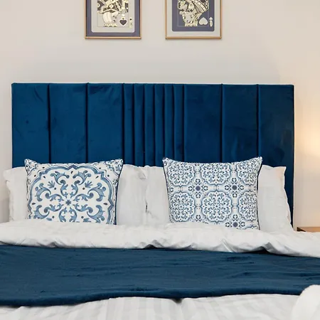 Apartment Modern 2bed 2bath With Balcony Overlooking Centre, Sleeps 6 *