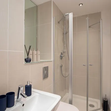 Apartment Modern 2bed 2bath With Balcony Overlooking Centre, Sleeps 6 Leeds (West Yorkshire)