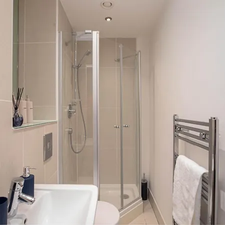 Modern 2bed 2bath With Balcony Overlooking Centre, Sleeps 6 Leeds (West Yorkshire)